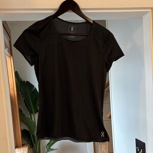 NWT XS on cloud performance T women’s